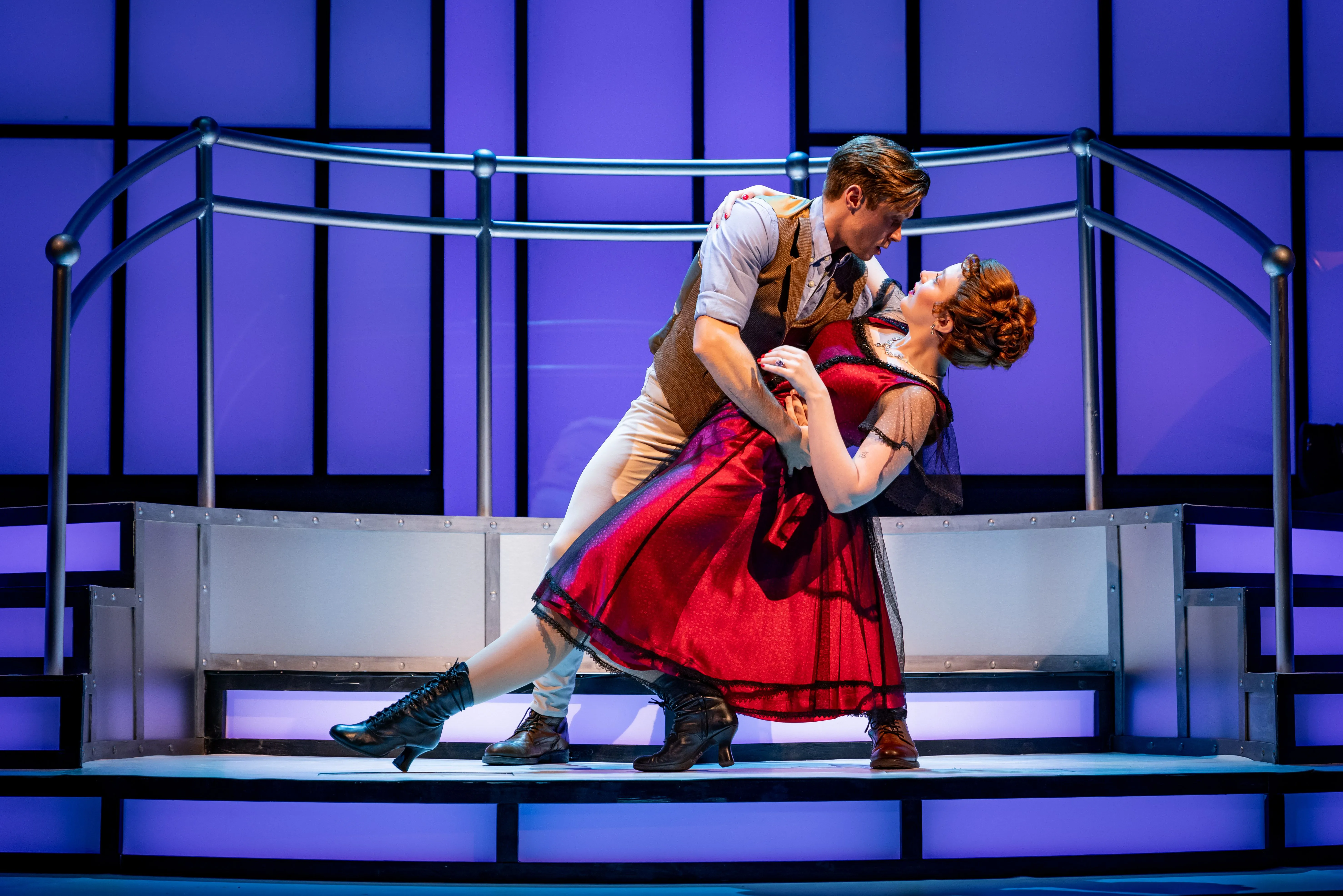 Kat Ronney as Rose and Rob Houchen as Jack in Titaníque
